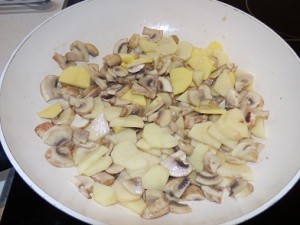 картошка с грибами и овощами